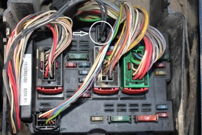 блок предохранителей под капотом